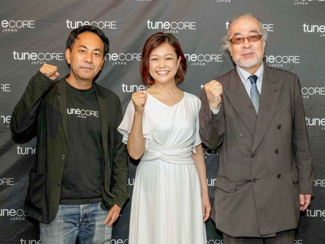 写真左から、チューンコアジャパン社長・野田威一郎氏、葉月みなみ、岩尾三四郎プロデューサー